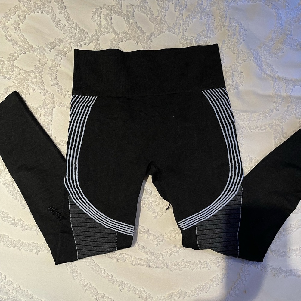 Black compress leggings